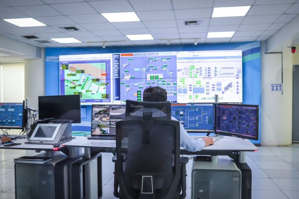 Operator in a modern control room managing technological systems in El Agustino, Lima.